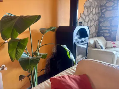 Una televisión o centro de entretenimiento en Luna de Gredos - Dormitorios con baño en suite