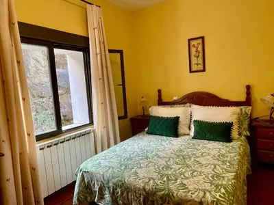 Cama o camas de una habitación en Luna de Gredos - Dormitorios con baño en suite