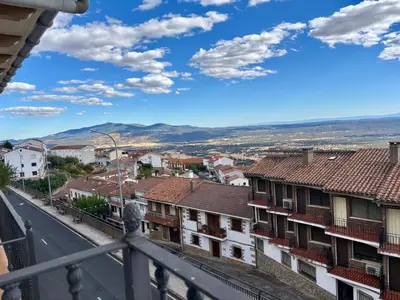 Vista general de una montaña o vista desde la casa o chalet