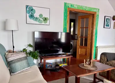 Una televisión o centro de entretenimiento en Espejo del Tiétar - La comodidad de baños en suite