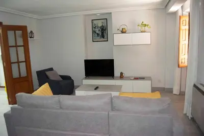 Una televisión o centro de entretenimiento en Los Vetones
