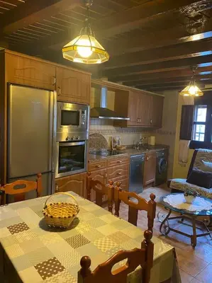 Una cocina o zona de cocina en La herradura, acogedora casa en Montemayor del Río
