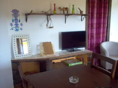 Una televisión o centro de entretenimiento en Apartamento El Dragon Serrano