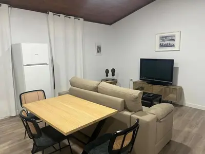 Una televisión o centro de entretenimiento en Apartamentos La Encomienda 2 Llaves