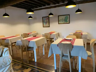 Un restaurante o sitio para comer en El Jardín del Laurel - only adults -