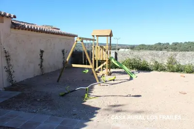 Zona de juegos infantil en Complejo Rural Dehesa de Ituero