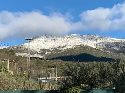 Vista general de una montaña o vista desde la casa o chalet
