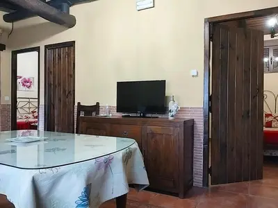 Una televisión o centro de entretenimiento en Casa Rural Josefina 1 y 2