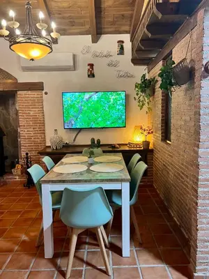 Una televisión o centro de entretenimiento en El latido del Tiétar