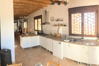 Una cocina o zona de cocina en CASA RURAL EN BOSQUE DE PALMERAS