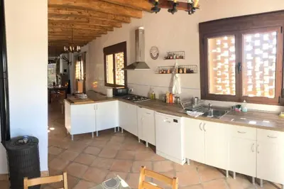 Una cocina o zona de cocina en CASA RURAL EN BOSQUE DE PALMERAS