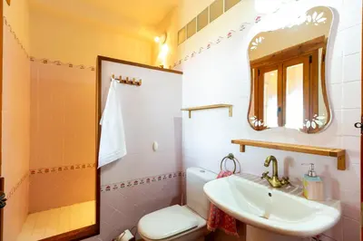 Un baño de LA MOGORRA