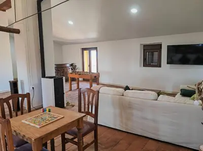 Una televisión o centro de entretenimiento en Teralba 1 Casa Rural