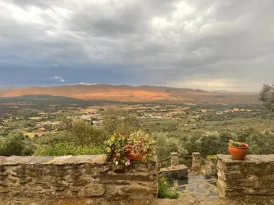 Vista general de una montaña o vista desde la casa o chalet