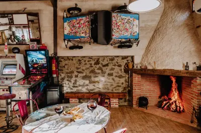 Una televisión o centro de entretenimiento en LARCADE Loft Industrial-Jacuzzi