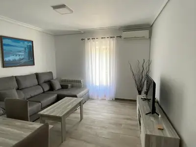 Una televisión o centro de entretenimiento en TRES COLUMNAS