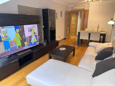 Una televisión o centro de entretenimiento en Apartamento Gran Vía - PARKING GRATIS