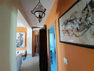 Plano de El sueño de la pintora, al lado de las piscinas