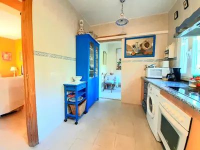 Una cocina o zona de cocina en El sueño de la pintora, al lado de las piscinas