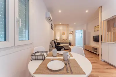 Una televisión o centro de entretenimiento en Apartamentos Turísticos Jardín del Albarregas