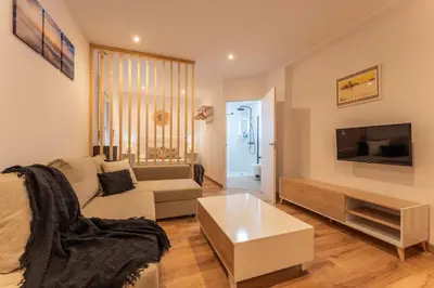 Una televisión o centro de entretenimiento en Apartamentos Turísticos Jardín del Albarregas