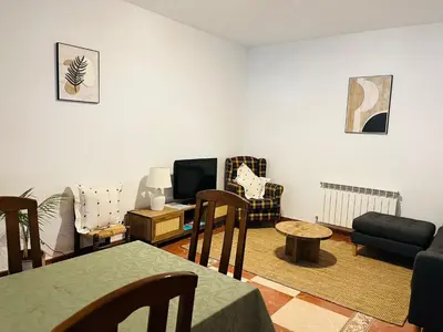 Una televisión o centro de entretenimiento en casa camino real
