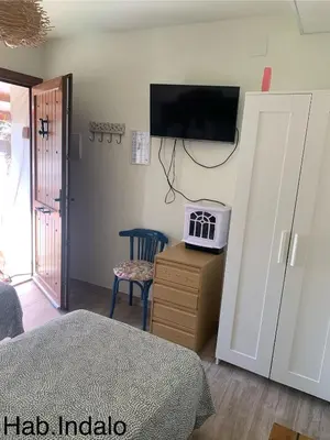 Una televisión o centro de entretenimiento en CASA PARVATHI CANDELEDA