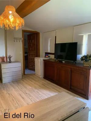 Una televisión o centro de entretenimiento en CASA PARVATHI CANDELEDA