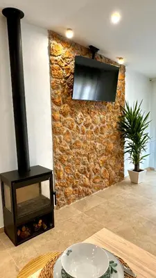 Una televisión o centro de entretenimiento en APARTAMENTO RURAL MIRADOR DE SIERRA BERMEJA