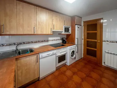Una cocina o zona de cocina en Casa en sierra de gredos piscina privada