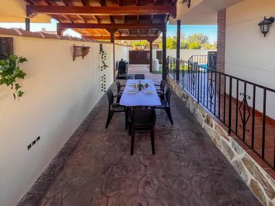 Un balcón o terraza de Casa en sierra de gredos piscina privada