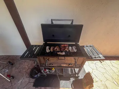 Una televisión o centro de entretenimiento en Casa en sierra de gredos piscina privada