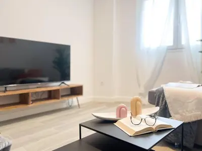 Una televisión o centro de entretenimiento en Apartamentos Gredos 001