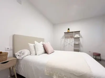 Cama o camas de una habitación en Apartamentos Gredos 002