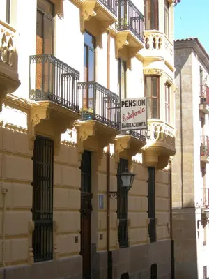 Edificio en el que se encuentra el hostal o pensión