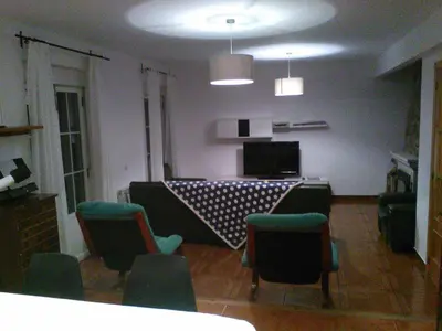 Una televisión o centro de entretenimiento en Casa Rural La Esmeralda