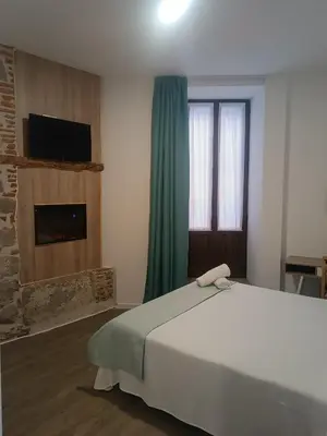 Una televisión o centro de entretenimiento en ApartamentosTuristicos Avila Puerta del Alcazar 0-1