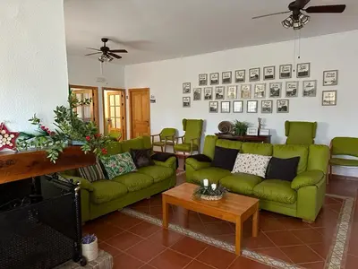Zona de estar de La casa barata, casa rural