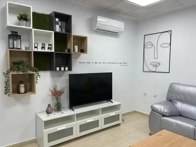Una televisión o centro de entretenimiento en La Antigua Editorial