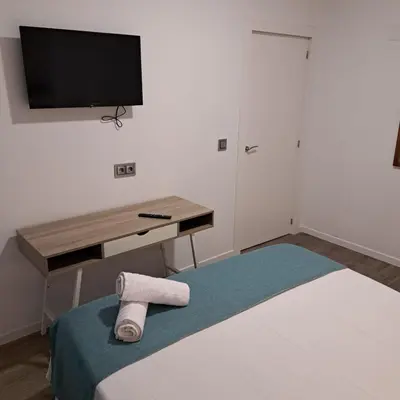 Una televisión o centro de entretenimiento en Apartamentos turisticos Ávila Puerta del Carmen 0-3