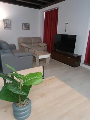 Una televisión o centro de entretenimiento en Apartamentos turisticos Ávila Puerta del Puente 1-3