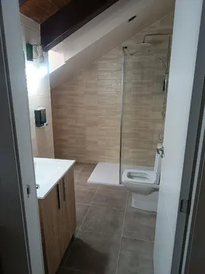Un baño de Apartamentos turisticos Ávila Puerta de la Santa 2-1