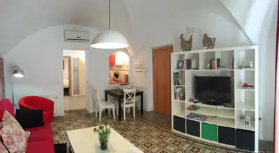 Una televisión o centro de entretenimiento en Apartamentos La Machacona Plaza de Santiago
