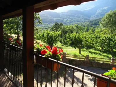 Vista general de una montaña o vista desde la casa o chalet