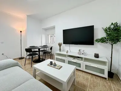 Una televisión o centro de entretenimiento en Oasis Suite