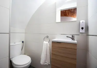 Un baño de El Castúo centro histórico con parking gratuito