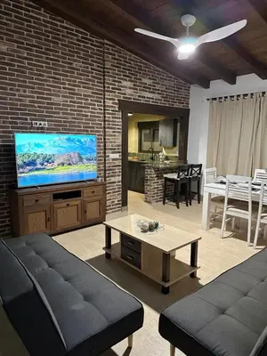Una televisión o centro de entretenimiento en Los Royares