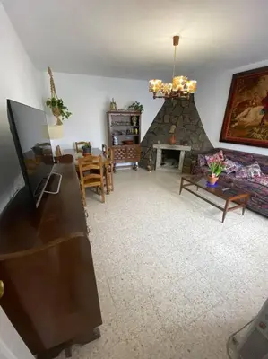 Una televisión o centro de entretenimiento en El Escondite del Tiétar