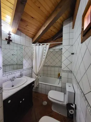 Un baño de El Refugio de Gredos