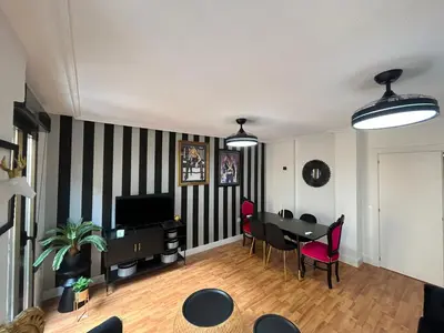 Una televisión o centro de entretenimiento en VIVIENDA DE USO TURÍSTICO ENJOY ÁVILA 4- DIVINO